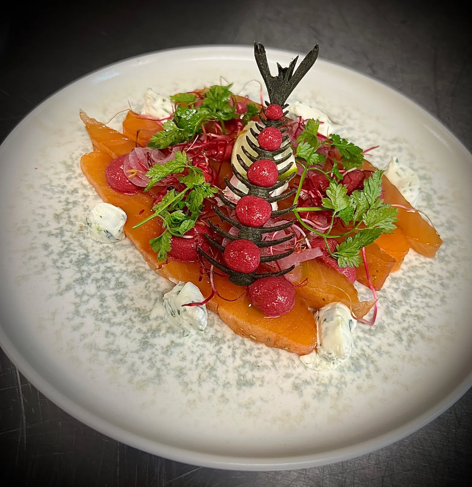 Chef à domicile Provence — Saumon gravlax maison